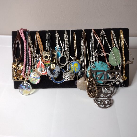 Lot Of Over 30 Pendant Necklaces - Picture 1 of 16